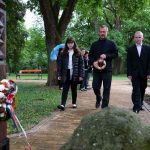 A Trefort Ágoson Általános Iskola képviselői helyezik el koszorújukat a hősök tiszteletére állított kopjafánál 2022. május 29-én