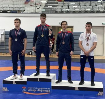 Tóth Patrik a dobogó 3. fokán (fehér pólóban)