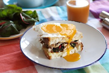 Pulykás melegszendvics tükörtojással