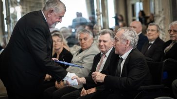 Dr. Kásler Miklós és Horváth Gábor Andor között Orovecz József a díjátadón