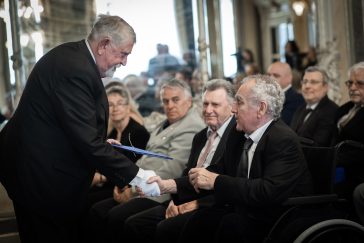 Dr. Kásler Miklós és Horváth Gábor Andor között Orovecz József a díjátadón