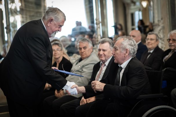 Dr. Kásler Miklós és Horváth Gábor Andor között Orovecz József a díjátadón