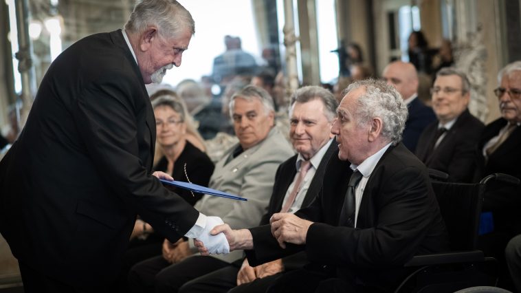 Dr. Kásler Miklós és Horváth Gábor Andor között Orovecz József a díjátadón