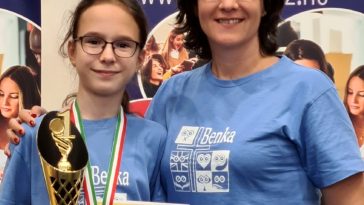 Szalai Anita 5/a osztályos tanuló és Huszti Erika felkészítő pedagógus, sakkoktató