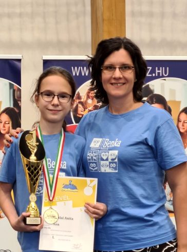 Szalai Anita 5/a osztályos tanuló és Huszti Erika felkészítő pedagógus, sakkoktató