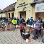 Ételosztás az Ótemplomi Szeretetszolgálat előtt