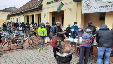 Ételosztás az Ótemplomi Szeretetszolgálat előtt