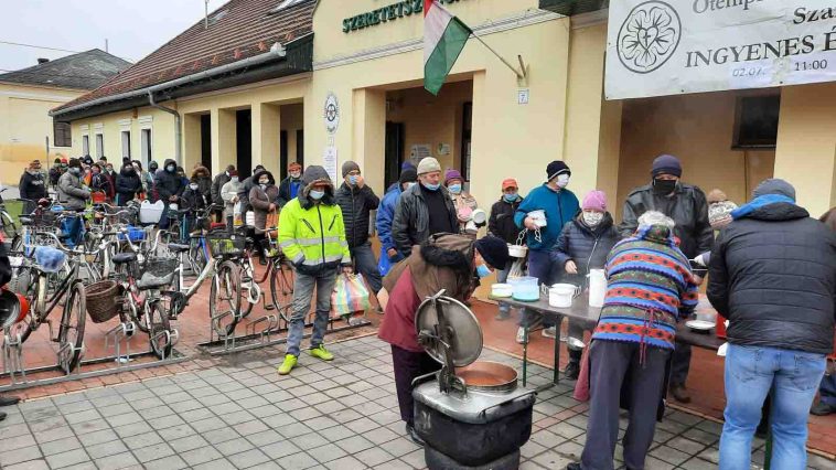 Ételosztás az Ótemplomi Szeretetszolgálat előtt