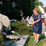 Kmotricza Margit és Frankó Anna megkoszorúzza a Letelepedési emlékművet 2021. július 23-án
