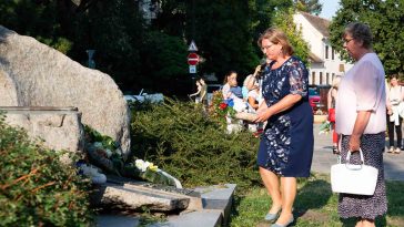Kmotricza Margit és Frankó Anna megkoszorúzza a Letelepedési emlékművet 2021. július 23-án