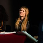 Tatár Bianka (középen) Az Akácember 2022. május 2-i olvasópróbáján. Mellette balról Eva Javorská, jobbról Vályi Boldizsár