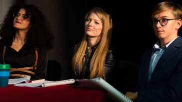 Tatár Bianka (középen) Az Akácember 2022. május 2-i olvasópróbáján. Mellette balról Eva Javorská, jobbról Vályi Boldizsár