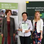 A díjátadón a Gyakorlóintézmény képviseletében Bajomi-Nagy Éva igazgatóhelyettes, vezetőtanár vette át az oklevelet