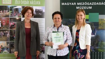 A díjátadón a Gyakorlóintézmény képviseletében Bajomi-Nagy Éva igazgatóhelyettes, vezetőtanár vette át az oklevelet