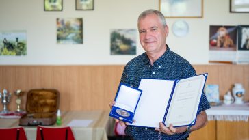 Szabados-Tóth Gábor, a Chován Kálmán Alapfokú Művészeti Iskola tanára kezében a Németh László-díjjal 2022. június 10-én