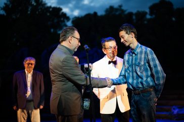 Az első szerencsés 300. néző Nagy Imre volt, akinek ajándékcsomagjában a Beregszászi Színház mai Tóték című előadására szóló jegy lapult.