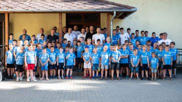 A Szarvasi FC 1905 utánpótlás-játékosai, edzői stábja és szakvezetése