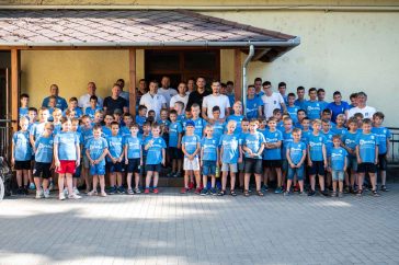 A Szarvasi FC 1905 utánpótlás-játékosai, edzői stábja és szakvezetése