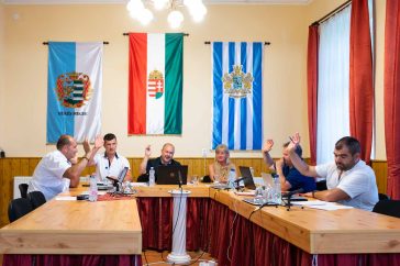 Egyhangúlag szavaz a békésszentandrási testület 2022. június 27-i ülésén