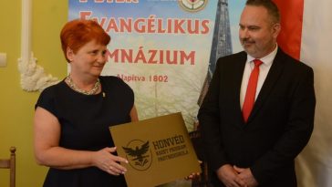 Kiatjkáné Szántai Mária igazgató írta alá a Honvéd Kadét Programhoz történő csatlakozási dokumentumot