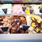 Az "Édes komák", a "Földi jó" és a "Cukrászdám rózsája" elnvezésű fagyiköltemények az Ildikó Cukrászda pultjában