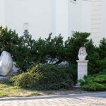 Harruckern János György szobra jelenlegi helyén