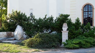Harruckern János György szobra jelenlegi helyén