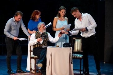 Szente Árpád Csaba, Dósa Zsuzsa, Szemán Béla, Enyingi Zsófia és Boronyák Gergely a Cervinus Teátrum által 2022. július 18-án a Szarvasi Vízi Színházban előadott Váratlan vendég című darabban