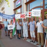 A szarvasi Kossuth Kör tagjai megmozdulása Dankó Béla országgyűlési képviselő irodája előtt