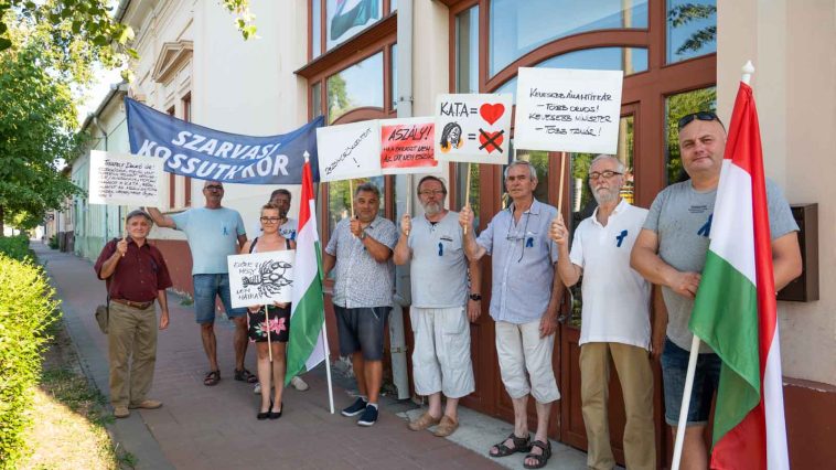 A szarvasi Kossuth Kör tagjai megmozdulása Dankó Béla országgyűlési képviselő irodája előtt