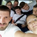 Ruzsinszki György edző és karatékái versenyre tartanak 2020. augusztus 8-án