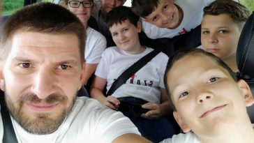 Ruzsinszki György edző és karatékái versenyre tartanak 2020. augusztus 8-án