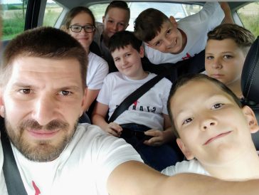 Ruzsinszki György edző és karatékái versenyre tartanak 2020. augusztus 8-án