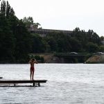 Optimista úszó melegíteni készül a 2022. augusztus 20-án megrendezett Trianoni Emléktusán