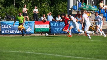 Barna Viktor (piros / Szarvasi FC 1905) megnehezítette a határozottan játszó végegyházi hátvédek dolgát