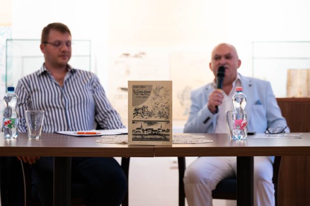 Az In Cervino Monte című könyv bemutatóján az író, Szenes János beszélgetőtársa Boross Bence volt