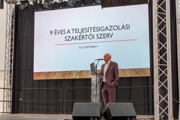Bődi János, a Békés Megyei Kereskedelmi és Iparkamara általános alelnöke tartott előadást a Békés Megyei Építőipari Kiállításon, Ingatlanbörzén és Családi Napon