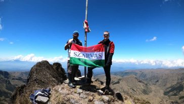 Molnár Ábel és segítője a Mount Giluwe 4367 méteres csúcsán