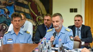 2022. szeptember 1. hatállyal Vörös Ferenc r. ezredes Békés megye rendőrkapitánya, A képen Vörös Ferenc r. ezredes dr. Balogh János r. altábornagy, országos rendőrfőkapitány