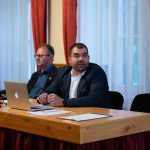 Virág Sándor képviselő a Gazdasági és Turisztikai Bizottság döntéseit tolmácsolta. A képen mögötte Rusz Mihály képviselő.