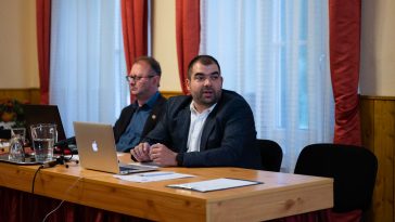Virág Sándor képviselő a Gazdasági és Turisztikai Bizottság döntéseit tolmácsolta. A képen mögötte Rusz Mihály képviselő.