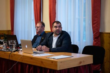 Virág Sándor képviselő a Gazdasági és Turisztikai Bizottság döntéseit tolmácsolta. A képen mögötte Rusz Mihály képviselő.