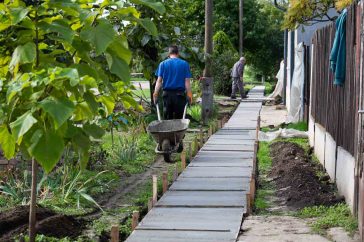 Zajlik a járdafelújítás Csabacsűdön