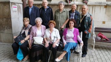 A találkozó résztvevői: Ülnek: Kasuba Judit, Szedmohradszky Judit, Tákos Éva, Gyurcsik Olga. Az álló sorban Nyári Mihály, Szakács György, Regős Mátyás, Czinkoczki Pál, Kutas Ferenc.