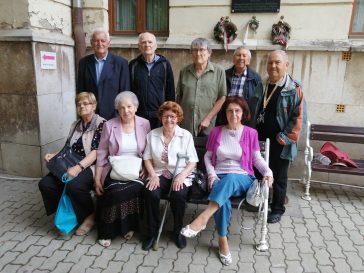 A találkozó résztvevői: Ülnek: Kasuba Judit, Szedmohradszky Judit, Tákos Éva, Gyurcsik Olga. Az álló sorban Nyári Mihály, Szakács György, Regős Mátyás, Czinkoczki Pál, Kutas Ferenc.