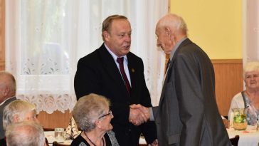 Molnár József köszönti Petyován Andrást, Csabacsűd legidősebb férfilakosát