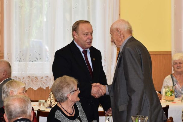 Molnár József köszönti Petyován Andrást, Csabacsűd legidősebb férfilakosát