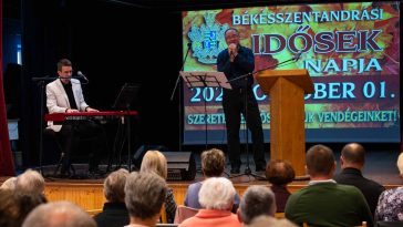 Berecz Zsolt és Máté József Máté Péterről szóló előadással köszöntötték Békésszentandráson az időseket