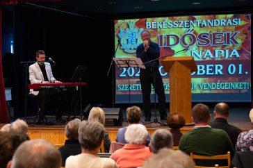 Berecz Zsolt és Máté József Máté Péterről szóló előadással köszöntötték Békésszentandráson az időseket
