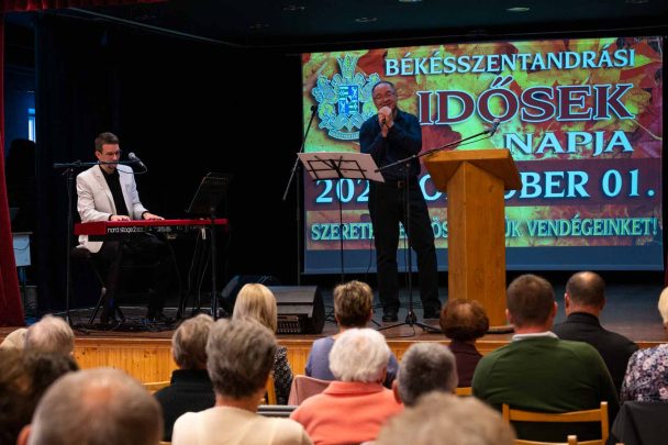 Berecz Zsolt és Máté József Máté Péterről szóló előadással köszöntötték Békésszentandráson az időseket